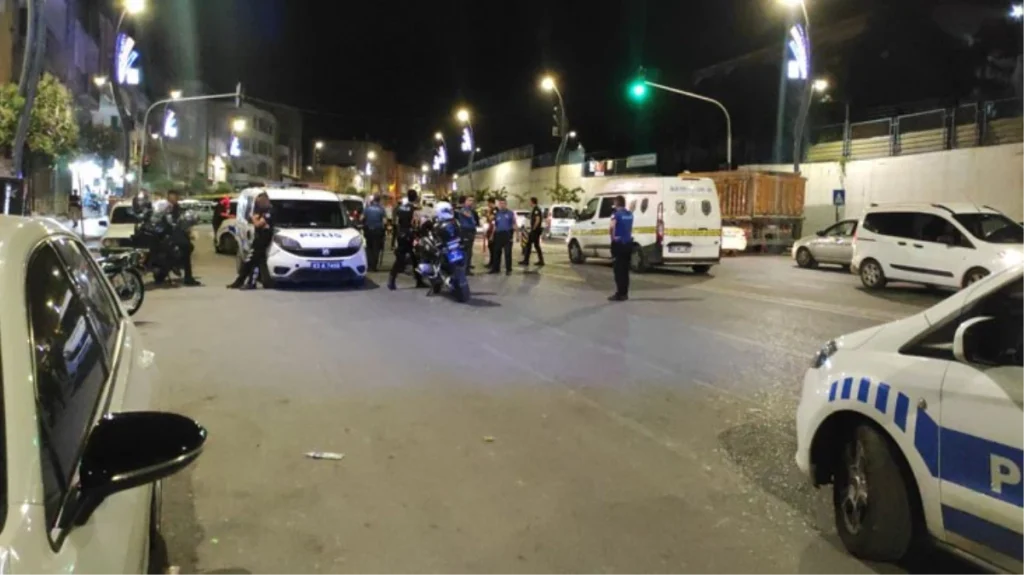 Husumetli aileler arasında bıçaklı kavga! 1’i polis 3 kişi yaralandı