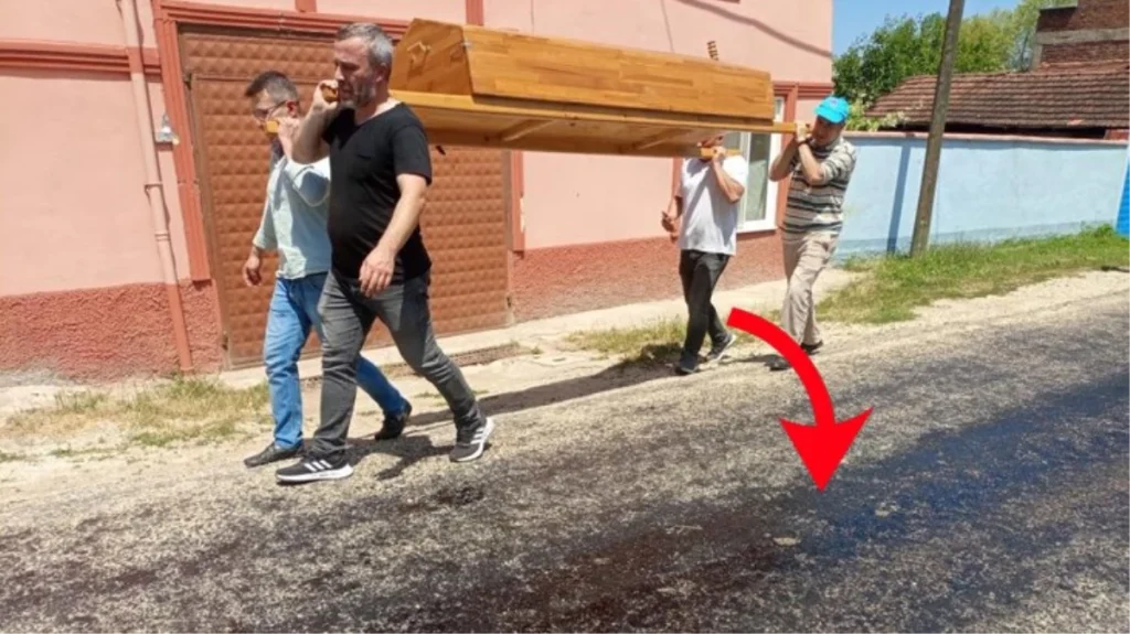 Vatandaşlar cenazelerini eriyen asfalt sebebi ile mezarlığa güçlükle götürdü