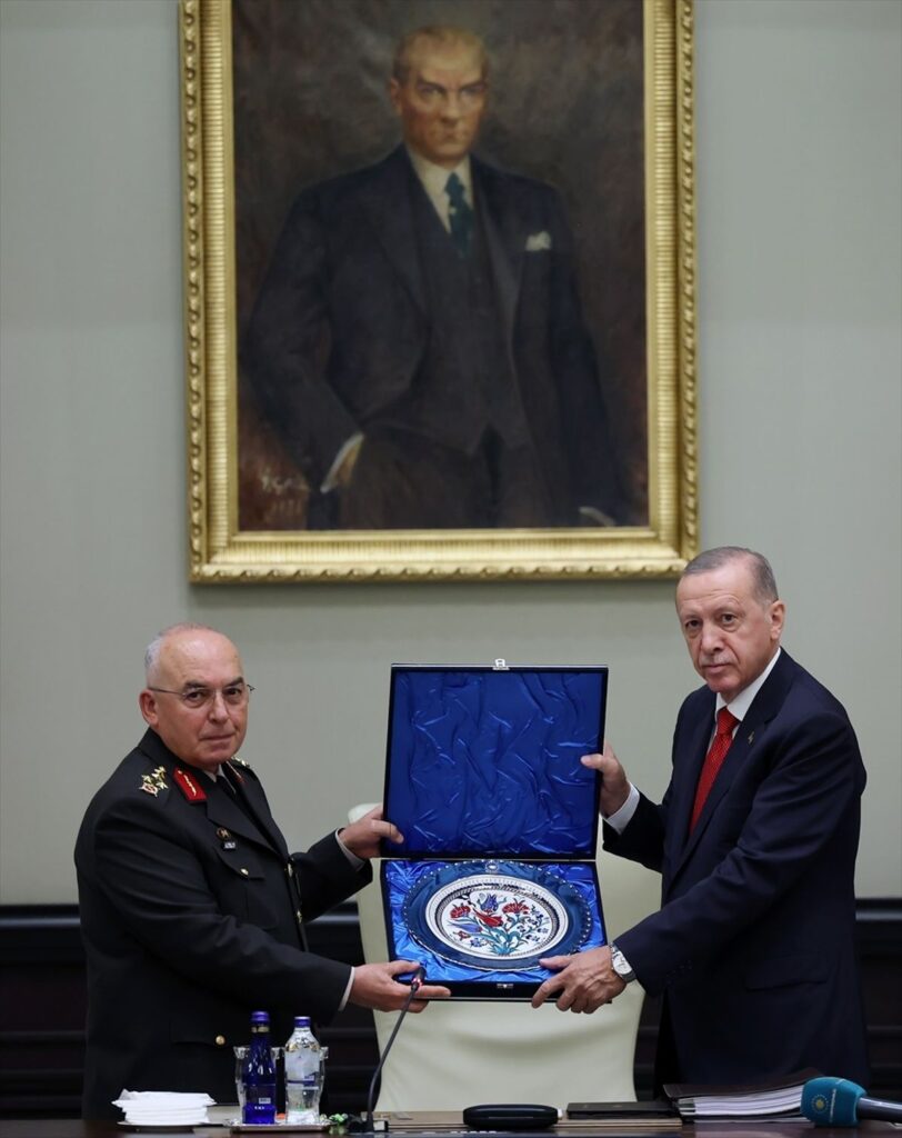 Cumhurbaşkanı Erdoğan, Hakan Fidan’a “üstün hizmet madalyası” takdim etti