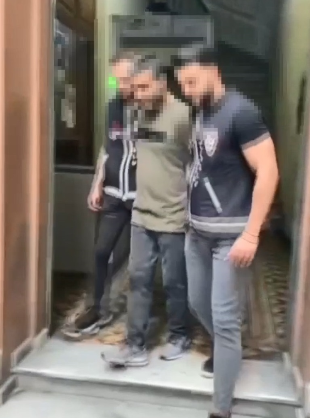 Saldırı anı anbean kamerada! Oyuncu Ufuk Bayraktar'ın kafesinde 3 kişiyi yaralayan silahlı saldırgan yakalandı