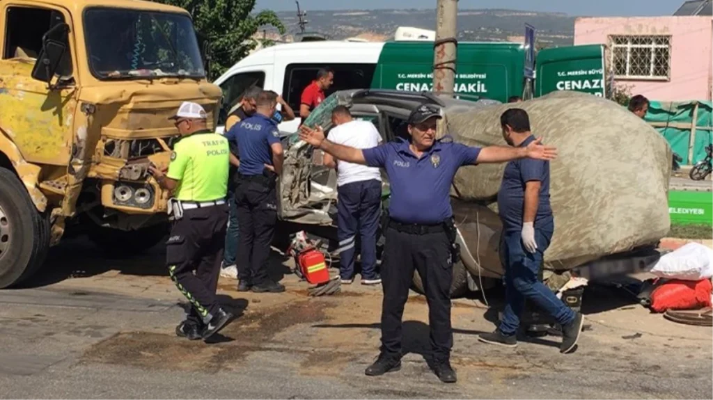 Mersin’de çöp kamyonu ile kamyonet çarpıştı: 4 ölü, 2 yaralı