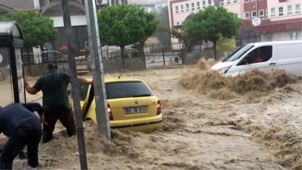Meteoroloji’den 10 ile turuncu ve sarı uyarı! Sel ve su baskınları bekleniyor