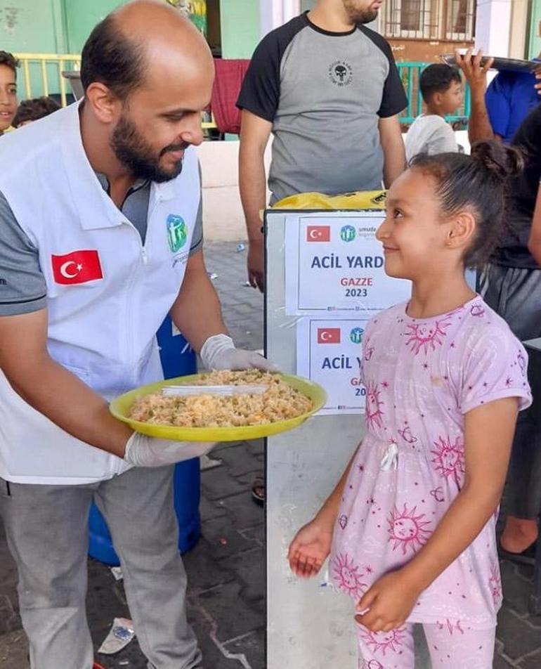 Gamze Özçelik'in derneği sivillere yemek dağıttı! 'Allah'ım korusun, kollasın'