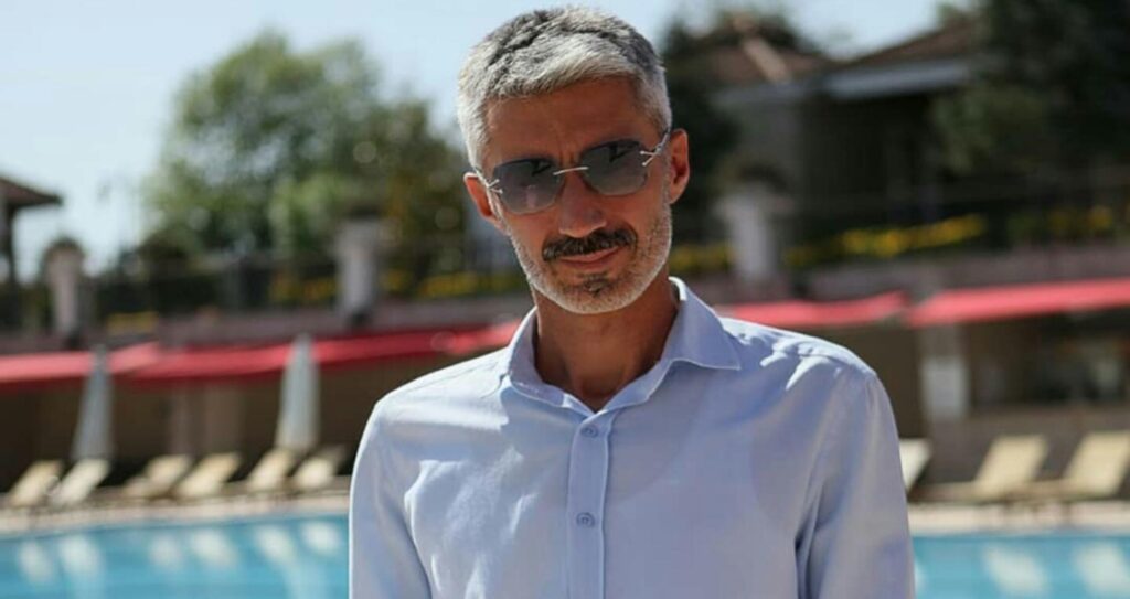 Ünlü Sanatçı ve Müzik Yöneticisi Ayhan Keskin Kimdir ?