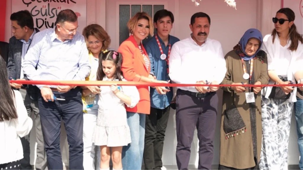 Gülben Ergen, Hatay’da açtığı okula depremde ölen Taha Duymaz’ın adını verdi