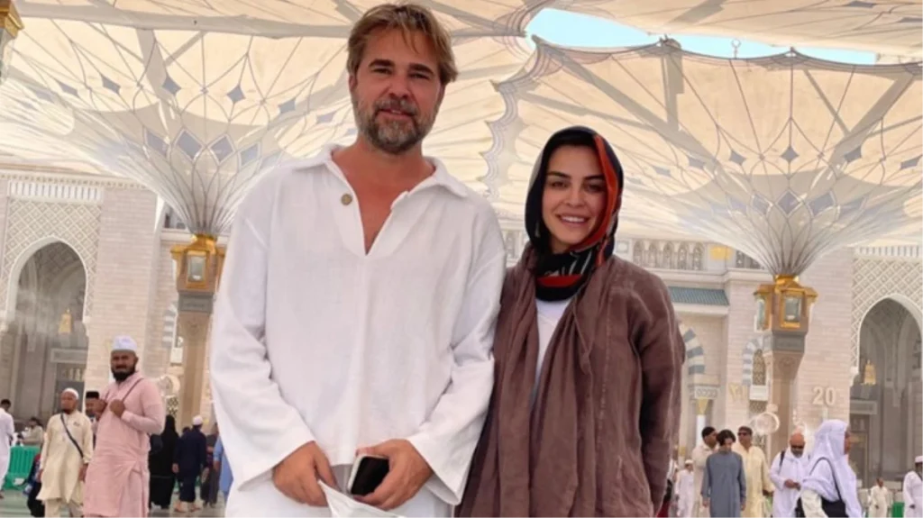 Medine’ye giden Engin Altan Düzyatan ve Neslişah Alkoçlar Mescid-i Nebevi’de dua etti