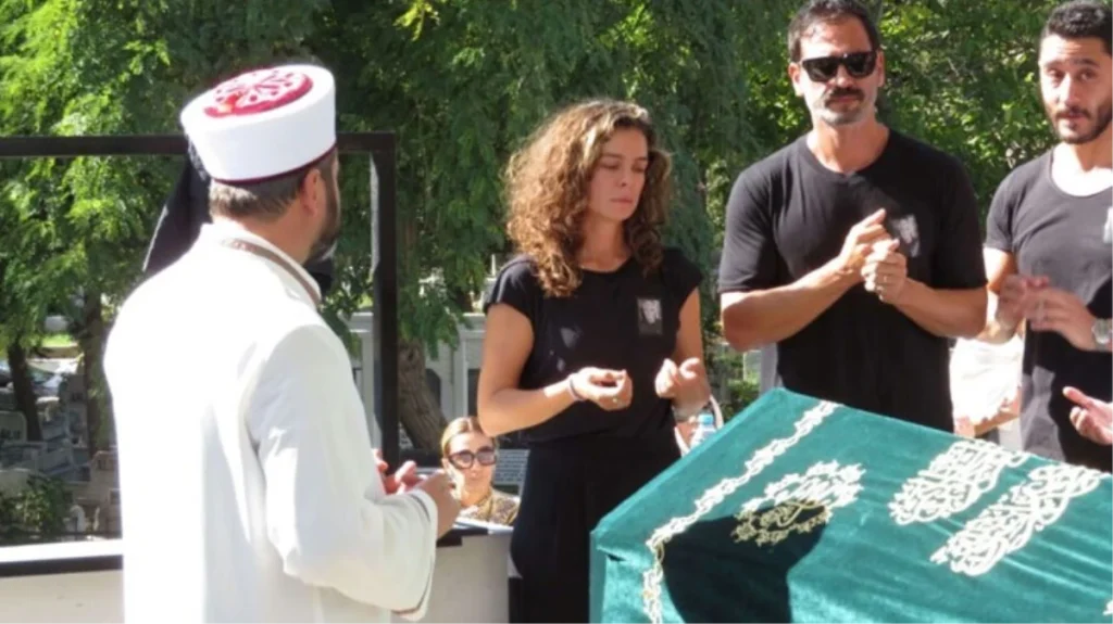 Özge Özpirinçci’nin babası Kadri Emrah Özpirinçci son yolculuğuna uğurlandı