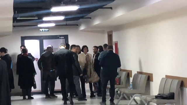 Tutuklanan Nihal ve Bahar Candan kardeşlerin adliye koridorunda sinir krizi geçirdiği anlar