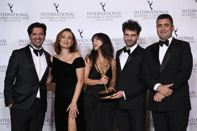 Dizisi Emmy Ödülü alan Pınar Deniz, derin dekolteli elbisesiyle gecede nefes kesti