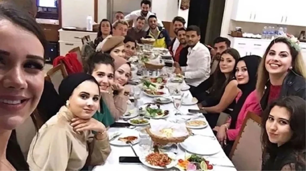 Dilan Polat’ın 4 yıl önce çektiği fotoğraf olay oldu! Karede yer alan herkes güzellik merkezi açıp zengin oldu