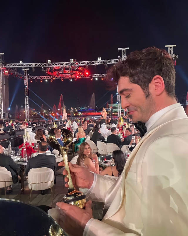 Burak Deniz, Dubai'deki Uluslararası Arap Festivali'nde ödül aldı