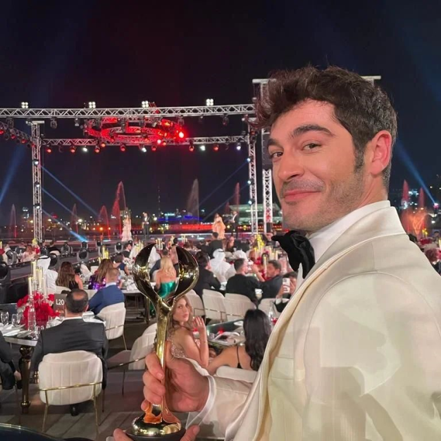 Burak Deniz, Dubai'deki Uluslararası Arap Festivali'nde ödül aldı
