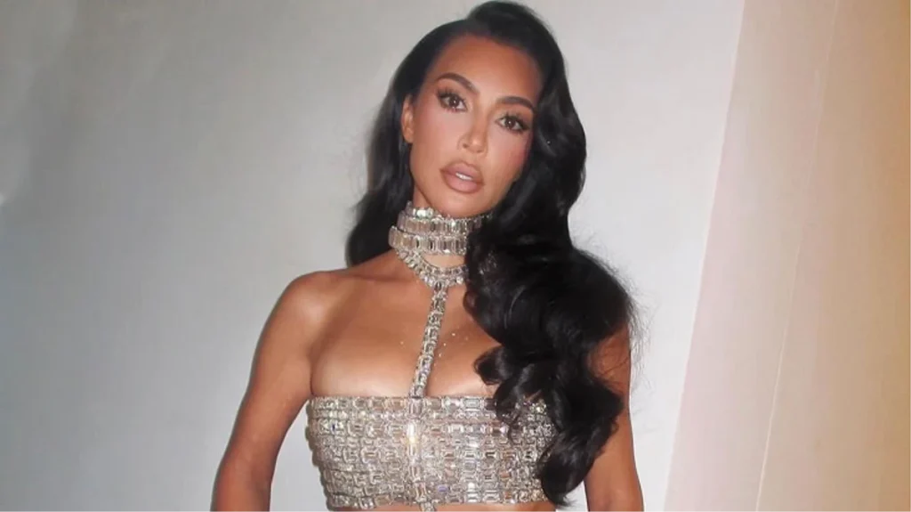Kim Kardashian’dan skandal hareket! Çocuklarını, Gazze’deki masumlar gibi giydirdi
