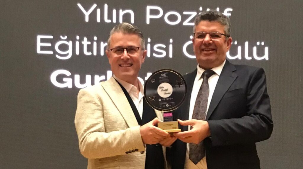 Gurbet Altay “yılın pozitif eğitimcisi” ödülüne layık görüldü.