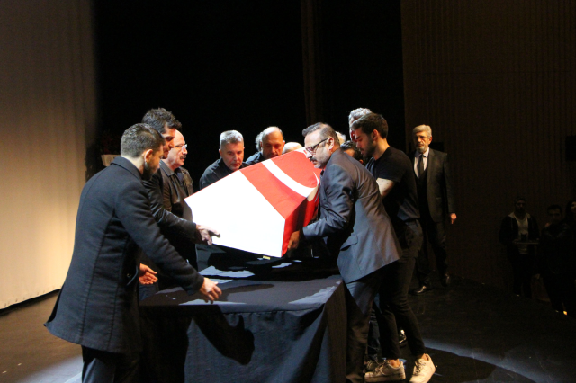 Tiyatrocu ve sinema sanatçısı Can Gürzap için tören düzenlendi! Dostları onu anlatırken gözyaşlarına boğuldu