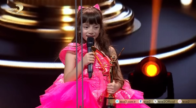 Altın Kelebek'te ödül alan çocuk oyuncu Ada Erma, sözleriyle alkış topladı
