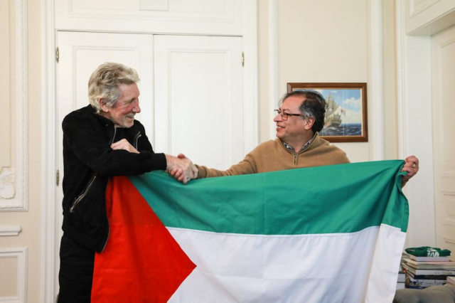 Pink Floyd'un solisti Roger Waters, Kolombiya Devlet Başkanı ile Filistin bayrağı açtı