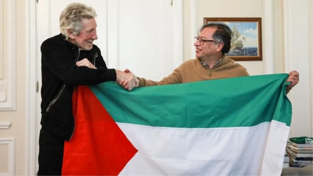 Pink Floyd’un solisti Roger Waters, Kolombiya Devlet Başkanı ile Filistin bayrağı açtı