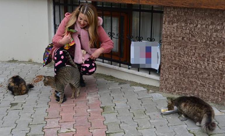 Esra Sönmezer sokak hayvanlarını besledi! 'Bizlere insan olduğumuzu hatırlatan önemli bir eylem'