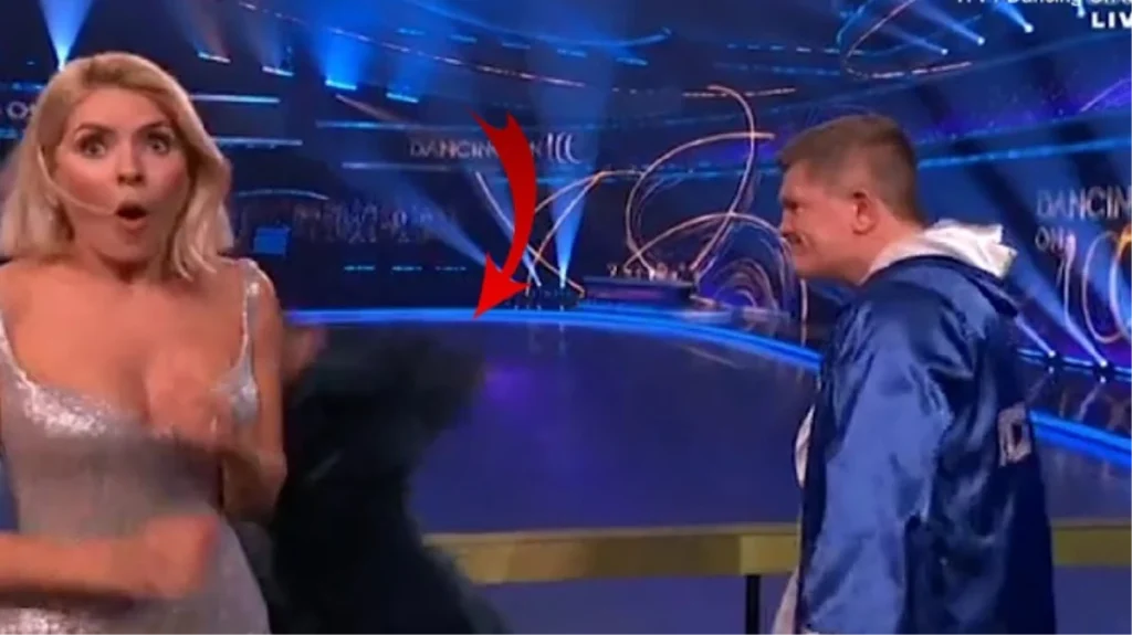 Şakayı fırsat bilen yarışmacı, sunucuya yumruk attı