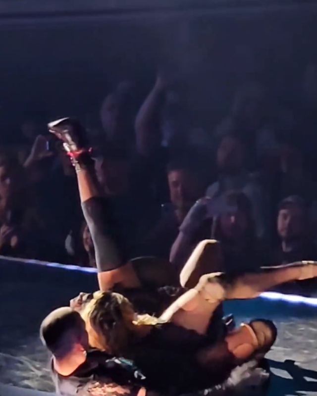 Madonna sahnede dans ederken düştü