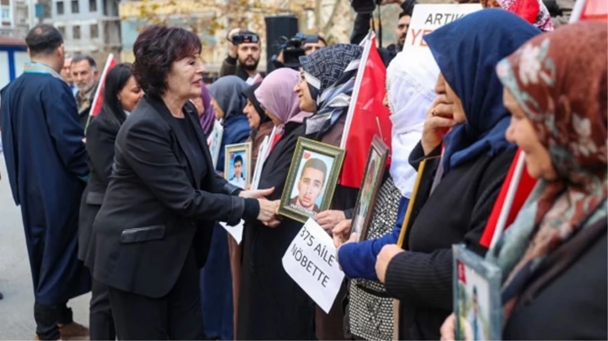 Diyarbakır anneleriyle bir araya gelen Hülya Koçyiğit, terör örgütüne seslendi: Evlatlarımızı verin