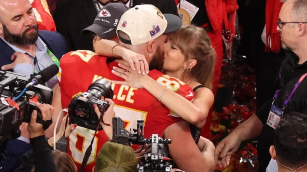 Süper Bowl’da romantik anlar! Taylor Swift, şampiyonluk kutlamasında sevgilisini öpücüklere boğdu