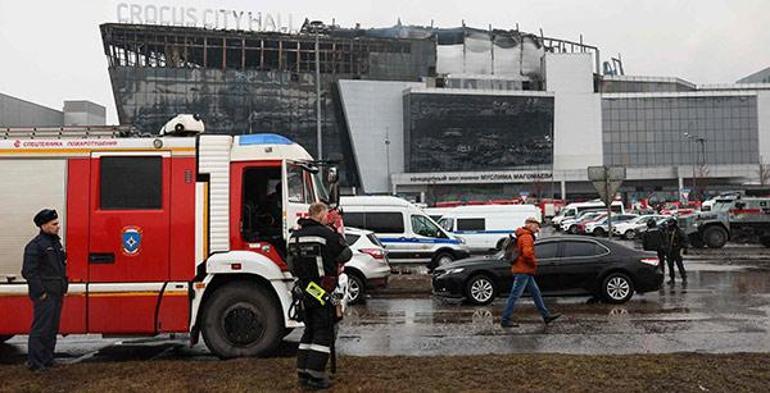 Moskova'da Burak Özçivit'e sevgi seli yaşanmıştı! Bir ay önce saldırı yapılan konser salonundaydı