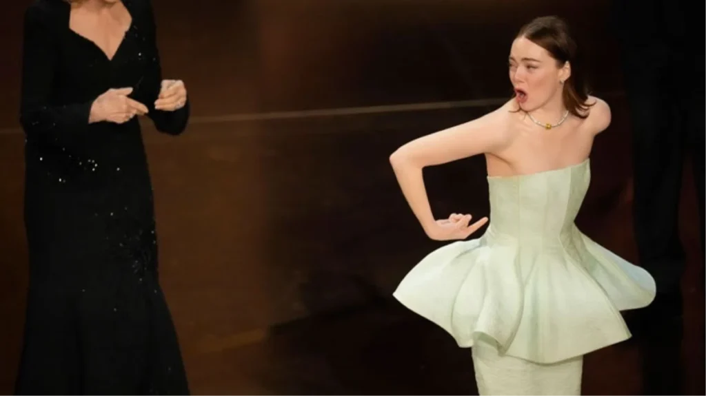 Oscar’da En İyi Kadın Ödülü Emma Stone’a gitti! Sahneye çıktığı anda elbisesi yırtıldı
