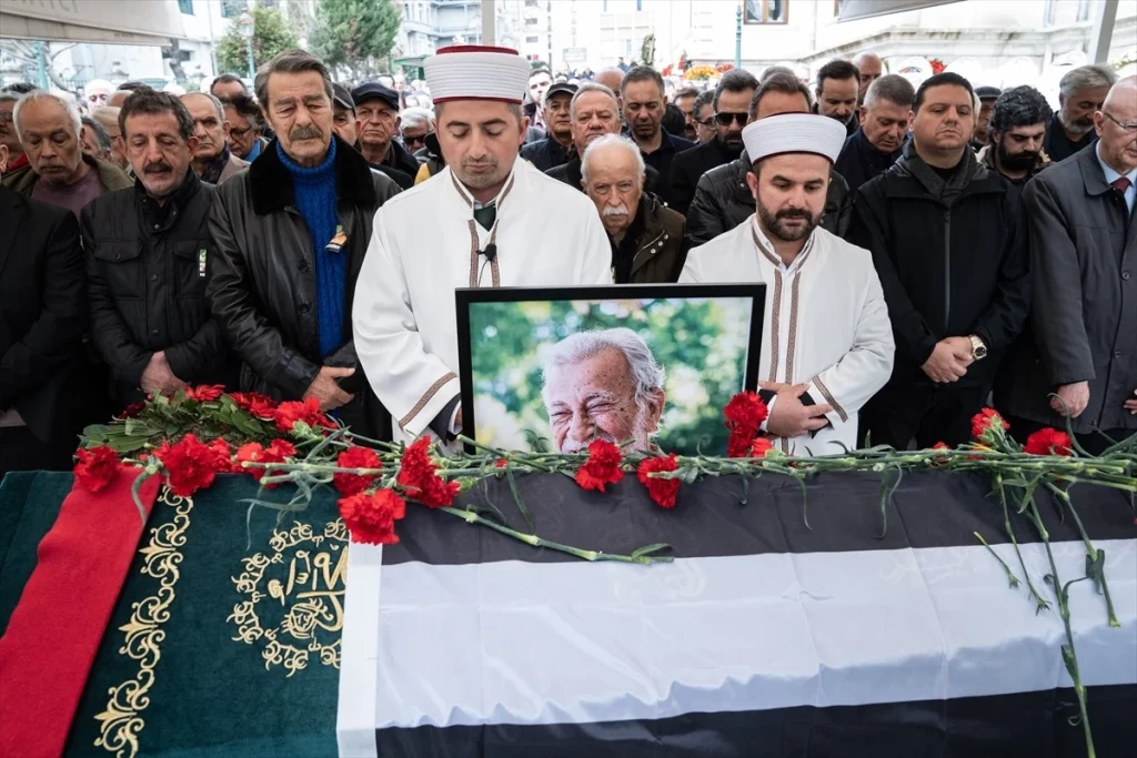 Selvi Boylum Al Yazmalım’ın yapımcısı Arif Keskiner son yolculuğuna uğurlandı! Kadir İnanır duygusal anlar yaşadı