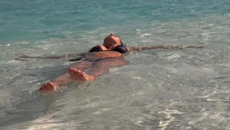 Kim Kardashian'ın tatil pozu sosyal medyanın diline düştü! 'Neden diz boyundaki suya dalıyor?'