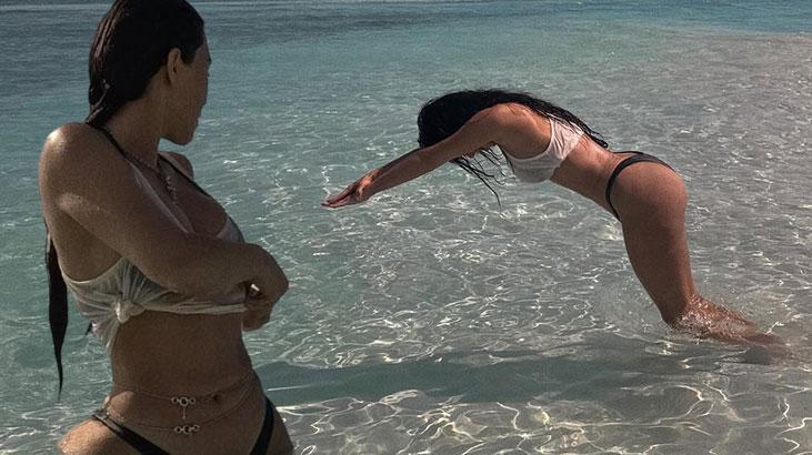 Kim Kardashian’ın tatil pozu sosyal medyanın diline düştü! ‘Neden diz boyundaki suya dalıyor?’