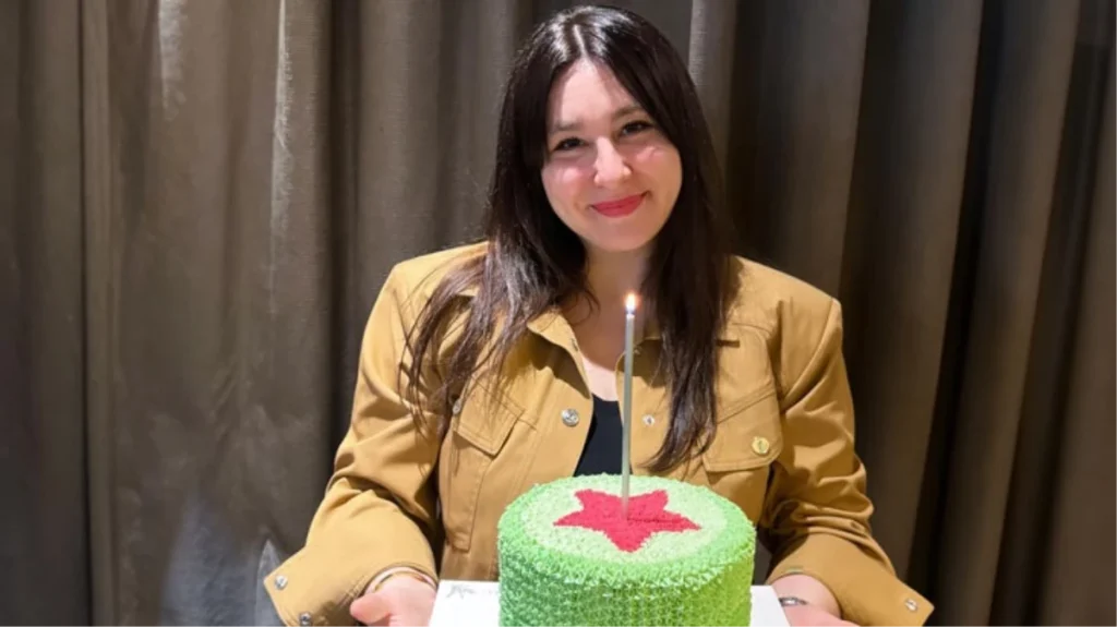 Doğum günü pastası hiç beğenilmeyen Yasemin Sakallıoğlu’ndan cevap geldi: Yanlış anlaşıldım