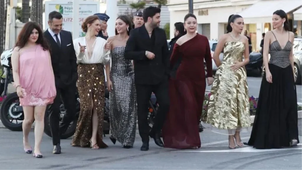 Kızılcık Şerbeti ekibi Cannes’da! Feyza Civelek’in kombini alay konusu oldu