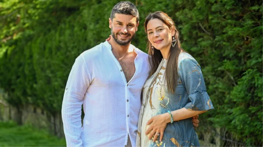 Berk Oktay ve Yıldız Çağrı Atiksoy Çifti, Kızları Mira Milena’yı Kucağına Aldı