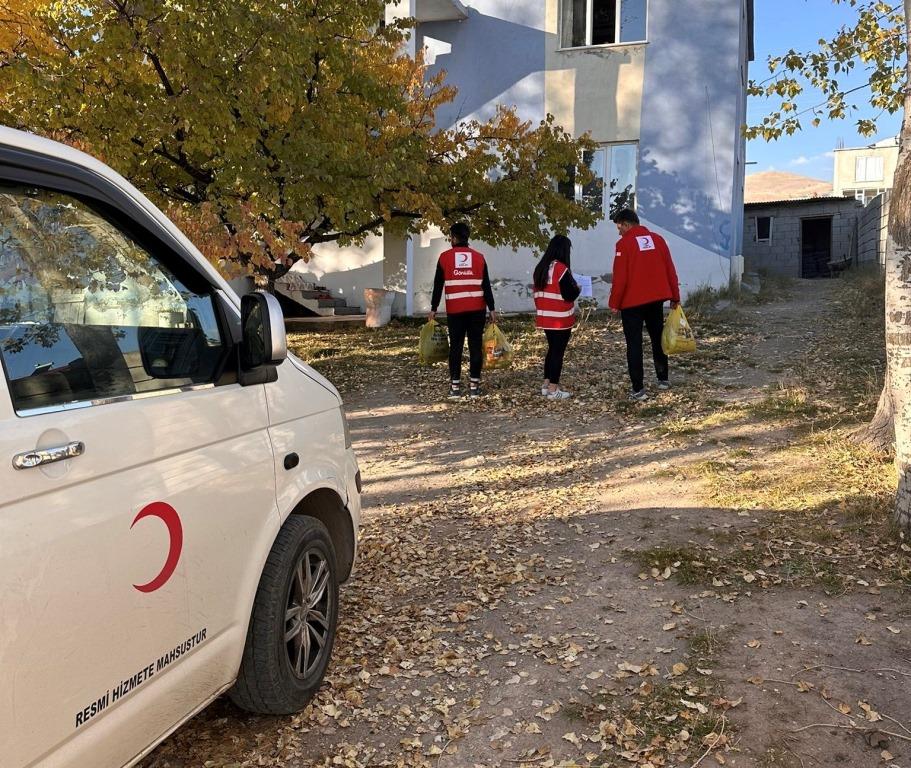 Kızılay Başkanı Çağlar Toğal, Adilcevaz’a Kış Bağışı Yaptı