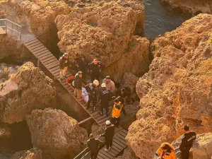 Rus Turist Antalya’da Falezlerden Düşüp Yaralandı