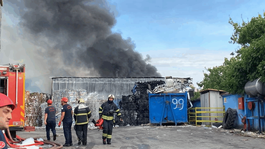 Kocaeli’de geri dönüşüm fabrikası alevlere teslim oldu!