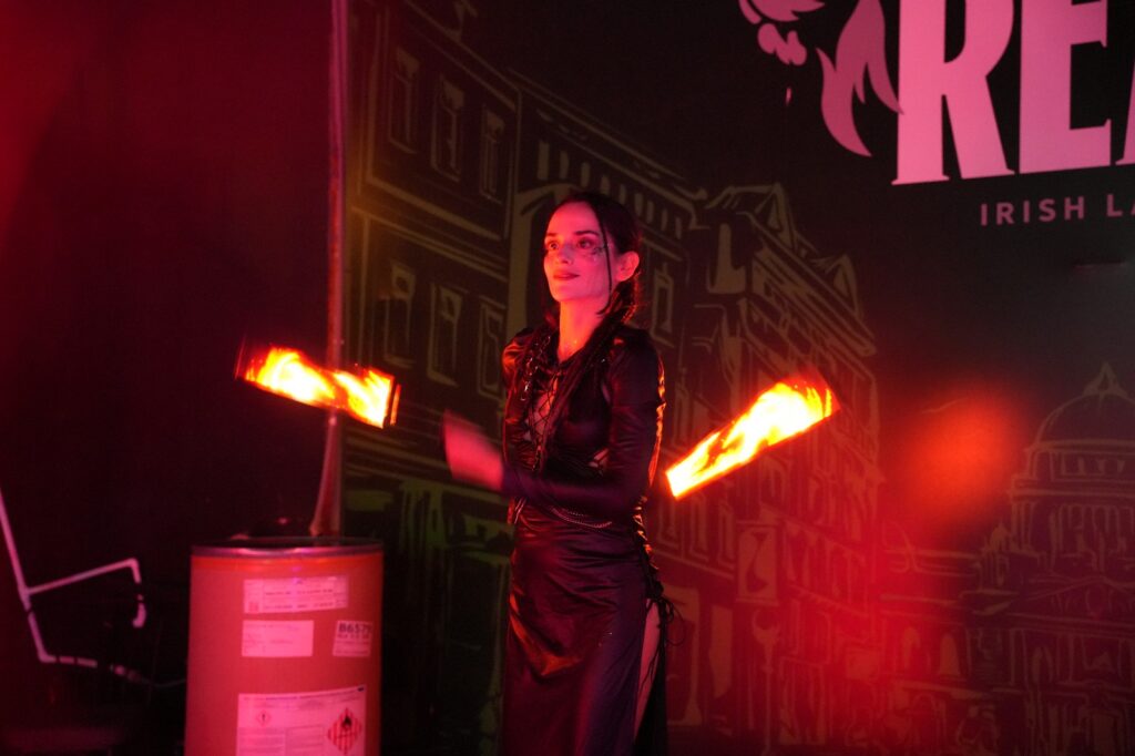 “Zafer Bayramı İzmir’de Glow Neon After Party ile Işık ve Sanatla Buluştu”