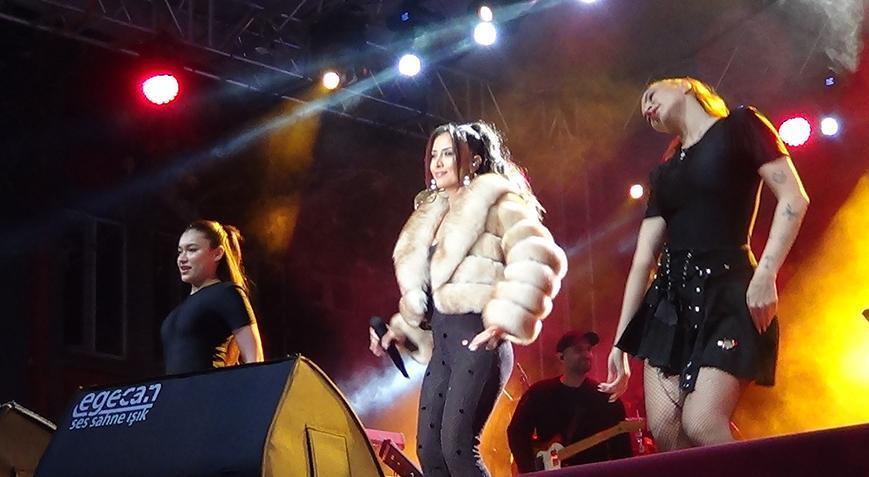 Gelibolu Balıkhane Meydanı’nda Hande Ünsal Konseri