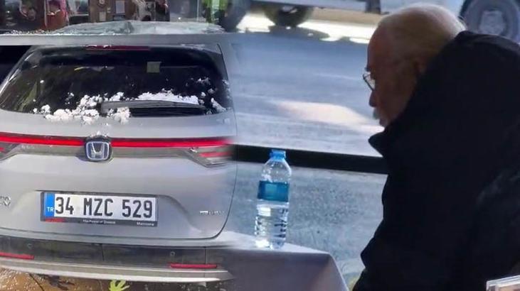 Ünlü Sanatçı Cahit Berkay Restorana Girdi