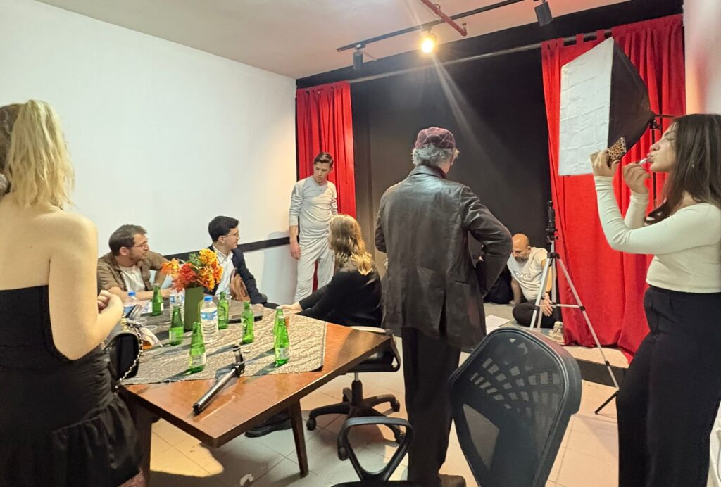 “3 2 1 KAOS” SETİNDE GERİLİM VE KOMEDİ İÇ İÇE: DİZİ DAHA BAŞLAMADAN OLAYLAR BÜYÜDÜ