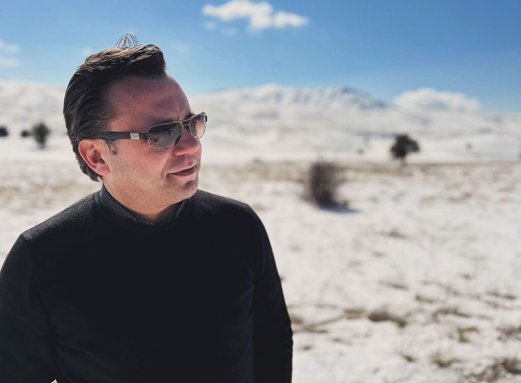 Onur Cavit İdin: Magazin Dünyasında Kendi Yolunu Çizen İsim