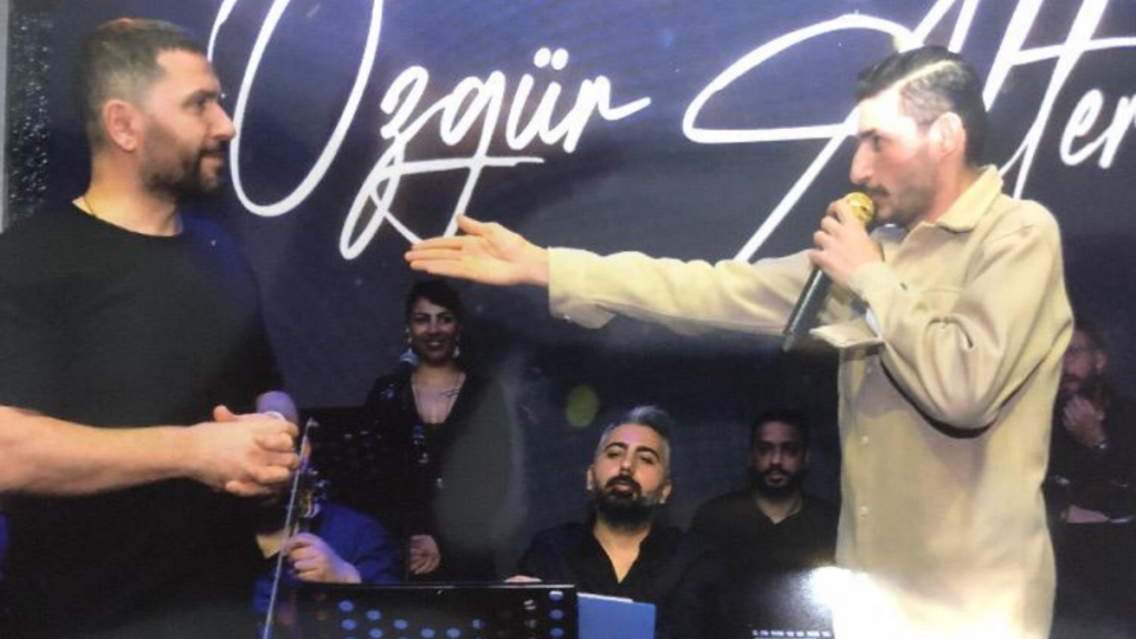 Kemal Ünlü ve Özgür Alter İstanbul Etiler’de Sahneye Damga Vurdu