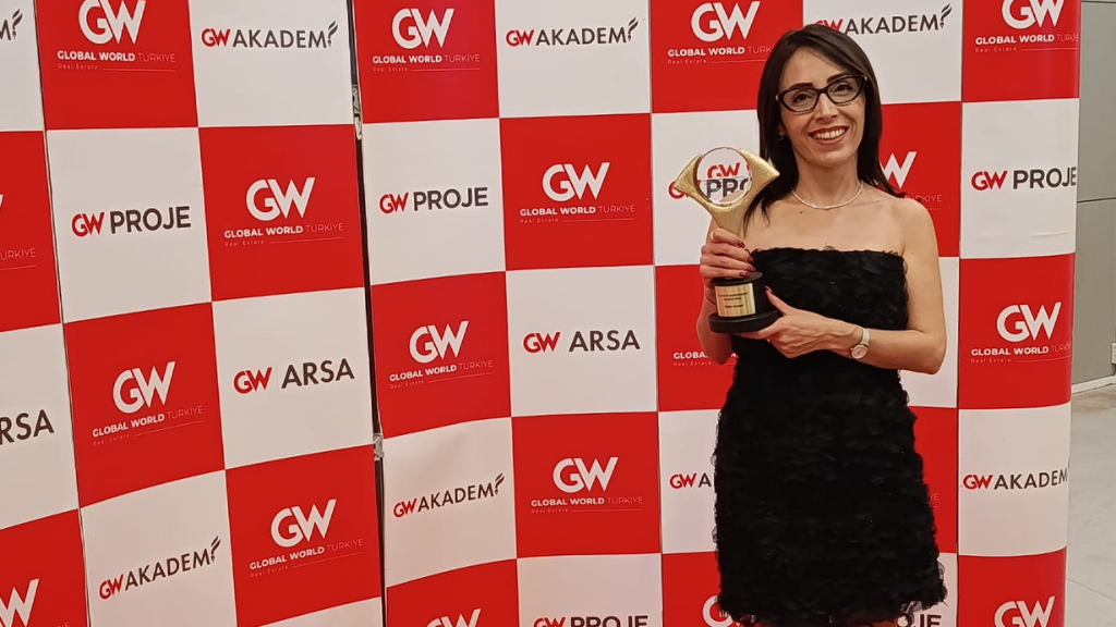 TUĞBA YILMAZ’A “YILIN EN İYİ REGRESYONİSTİ VE HAYAT KOÇU” ÖDÜLÜ